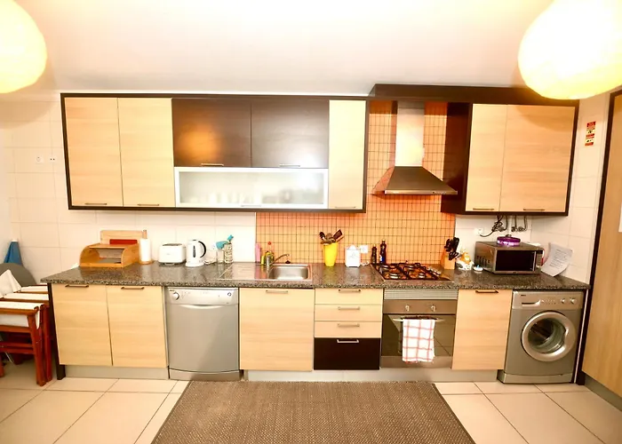 Tide - 3 Bedroom Within Beautiful Complex Apartment